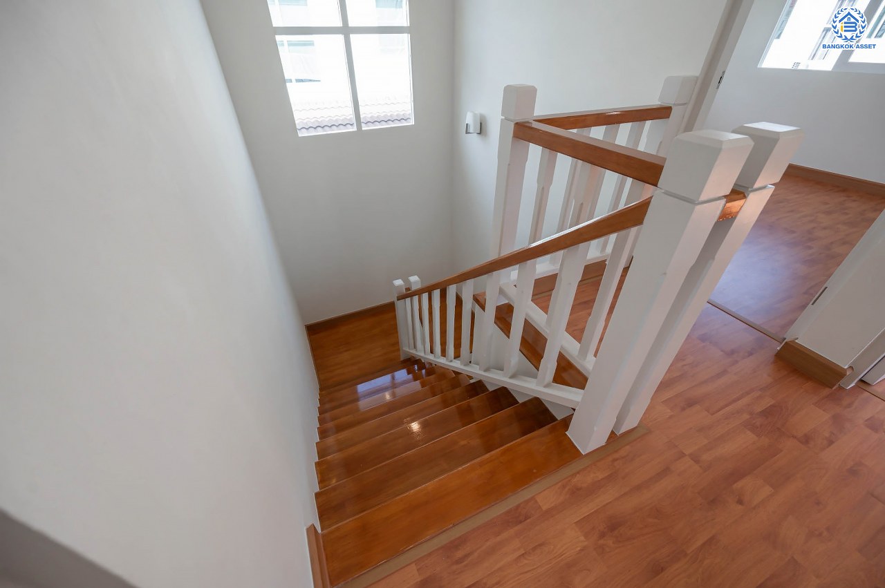 บ้านมือสองตกแต่งใหม่ โครงการ คาซ่าวิลล์ ราชพฤกษ์-แจ้งวัฒนะ จากแบรนด์ Q.House ต่อเติมครบพร้อมเข้าอยู่ เนื้อที่ 50 ตร.ว. ฟังก์ชันจัดเต็ม 3 ห้องนอน 2 ห้องน้ำ จอดรถได้ 2 คัน บนทำเลศักยภาพ ติดถนนราชพฤกษ์ ใกล้ทางด่วน "แจ้งวัฒนะ" และเซ็นทรัลแจ้งวัฒนะ